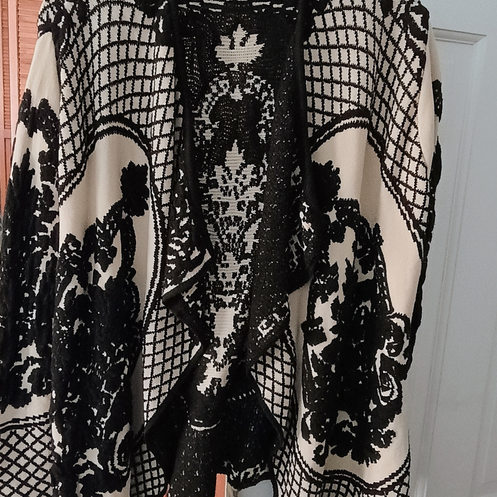 Sioni Black and Cream Patterned Sweater